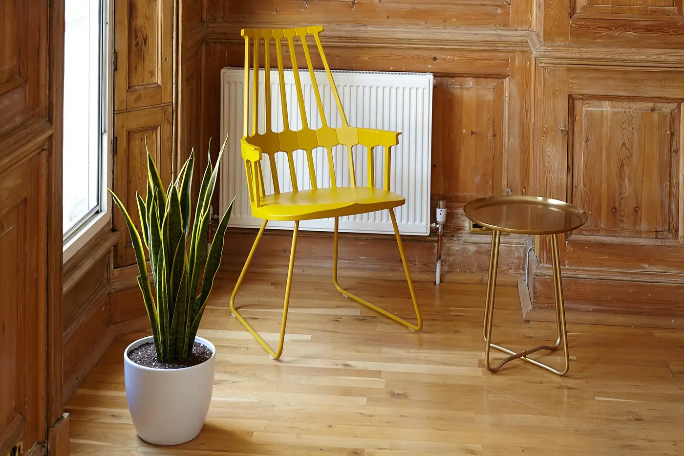 Chaise jaune près d'une fenêtre