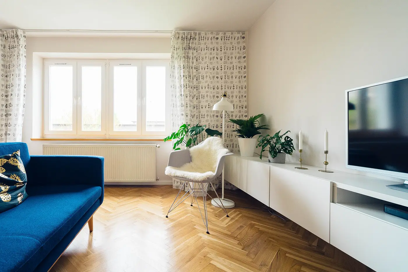 Salon clair, fauteuil et meuble bas