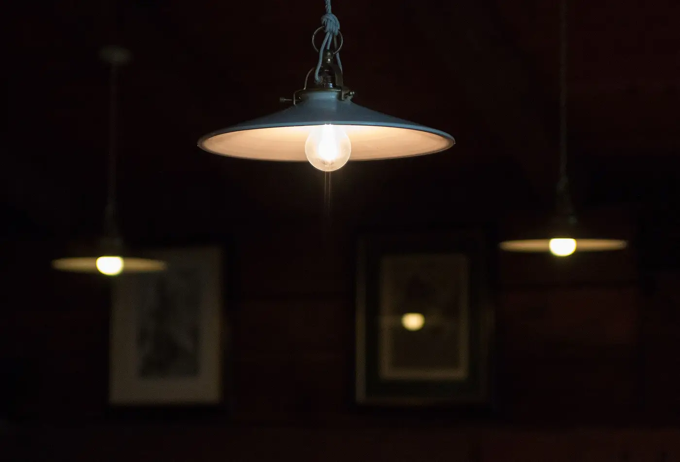 Suspension allumée dans une salle à manger